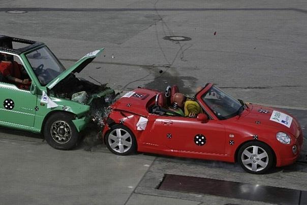 Beim Kompakt-Cabrio mit versenktem Blechdach zeigt sich ein neues 